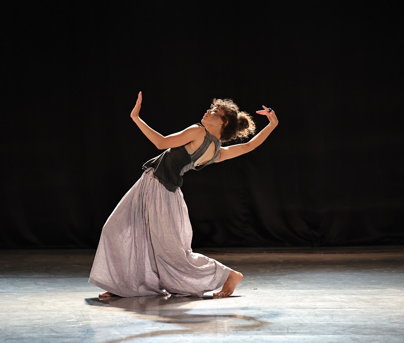 רקדנית עם סנסור