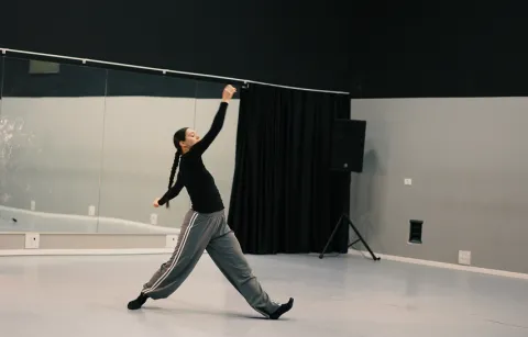 רקדנית בסטודיו