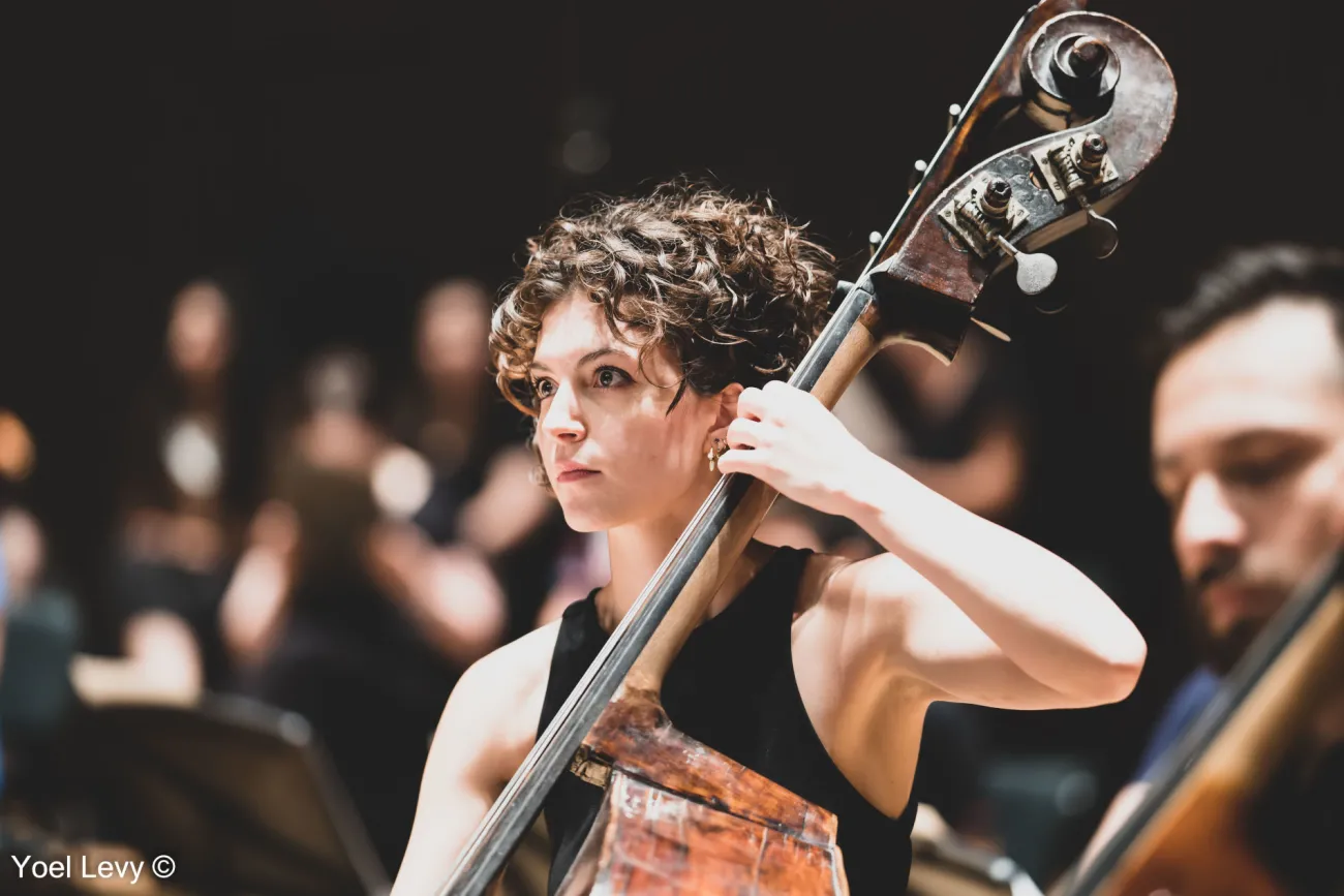 נגנת קונטרבס